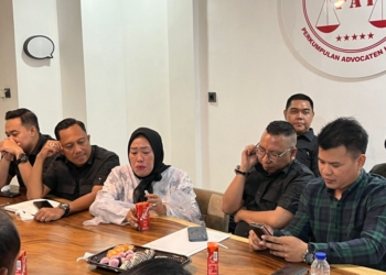 Susilawati atau Bunda Dor Dor saat melakukan konferensi pers bersama kuasa hukumnya, Rabu, 22 Januari 2025. Lampost.co/Asrul Septian Malik