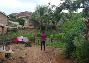 Bilangan Jalan Penitis, Kelurahan Tanjungaman, Kotabumi Lampura terisolir karena tidak ada jembatan penghubung. Lampost.co/Fajar Nofitra