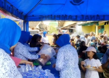 Masyarakat terdampak banjir di Pesawahan, Telukbetung Selatan, Bandar Lampung makan bersama TNI-AL Lampung. Lampost.co/Umar Robbani