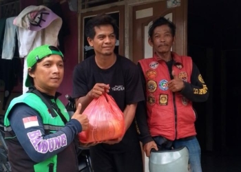 Persatuan Ojol Lampung memberikan bantuan kepada korban banjir bandang di Bandar Lampung. Lampost.co/Andi Apriadi