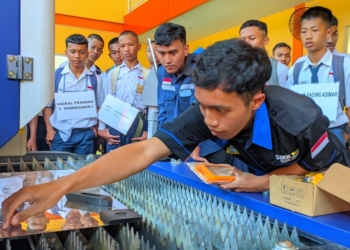 Produksi kerajinan di SMKN 2 Bandar Lampung yang menjadi salah satu unit usaha BLUD. Lampost.co/Umar Robbani