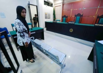 Guru Supriyani dari Konawe Selatan, Sulawesi Tenggara, yang viral karena tuduhan menganiaya siswa anak polisi, kembali menjadi sorotan. Dia dijanjikan diangkat menjadi pegawai pemerintah dengan perjanjian kerja (PPPK) melalui jalur afirmasi usai vonis bebas Pengadilan Negeri (PN) Andoolo karena tidak terbukti bersalah. Antara