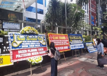 Aliansi Dosen ASN Kemendiktisaintek Seluruh Indonesia (Adiksi) menggelar aksi simbolik dengan mengirimkan karangan bunga ke Kantor Kementerian Pendidikan Tinggi, Sains, dan Teknologi (Kemendiktisaintek), Jakarta, Senin (6/1). MI/IHFA FIRDAUSYA