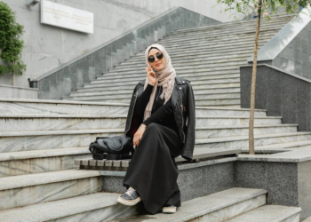 Gamis Hitam Cocok dengan Jilbab Warna Apa? Ini Dia Rahasianya!