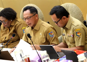 Menteri Dalam Negeri Tito Karnavian (tengah) didampingi dua Wakil Menteri Ribka Haluk (kiri) dan Bima Arya menyampaikan paparan dalam rapat kerja Komisi II DPR dengan Menteri Dalam Negeri di Kompleks Parlemen Senayan, Jakarta, Senin (3/2/2025).(Dok.MI)