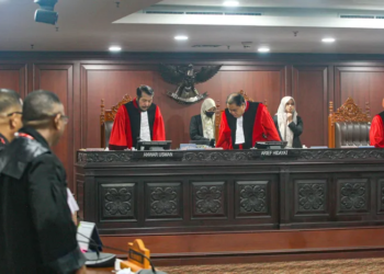 Ketua hakim konstitusi untuk panel III, Arief Hidayat (tengah) didampingi hakim konstitusi Enny Nurbaningsing (kanan), hakim konstitusi Anwar Usman. (MI/Usman Iskandar)