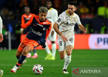 Gelandang Montpellier Prancis #22 Khalil Fayad (kiri)