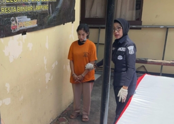 Ibu rumah tangga berinisial (SY), Warga Sukarame II, Kecamatan Teluk Betung Barat nekat mencuri emas seberat 20 gram.