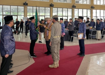 Wakil Ketua 1 Majelis Pengurus Wilayah ICMI Orda Lampung, Tony Eka Candra mengukuhkan Raden Adipati Surya sebagai Ketua ICMI Orda Way Kanan masa bhakti 2025-2030 di Gedung Serbaguna Pemkab Way Kanan, Rabu, 12 Februari 2025.