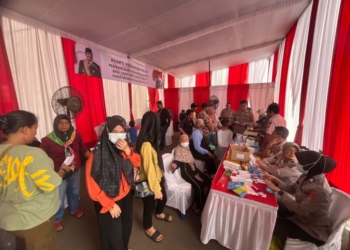 Suasana pemeriksaan kesehatan gratis, di Tugu Adipura, Rabu, 12 Februari 2025. (Foto: Lampost.co/Asrul)