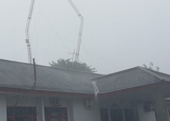 Menara penyiaran Lampung Post tumbang dihantam angin kencang dan hujan lebat. Dok Lampung Post