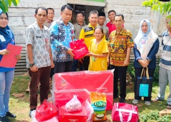 Dinsos Lampura memberikan bantuan sembako dan perabot rumah tangga kepada pasangan saudara kandung perempuan berumur di gubuk reyot, Jumat, 14 Februari 2025. Dok. Dinsos Lampura.