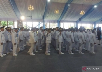 961 Kepala Daerah Memasuki Istana Diiringi Drum Band IPDN