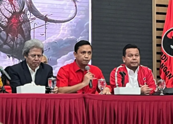 Ketua DPP PDIP bidang Reformasi Hukum Ronny Talapessy dalam konferensi pers di Kantor DPP PDIP, Jakarta, Kamis (20/2/2025). ANTARA/Narda Margaretha Sinambela.