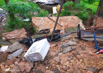 Hujan deras yang mengguyur Kota Bandar Lampung pada Sabtu malam, 22 Februari 2025. Mengakibatkan satu unit bangunan semi permanen alami kerusakan dan ambles.