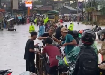 Gedongtataan Tergenang, Puluhan Motor Sampai Mogok karena Nekat Terobos Banjir
