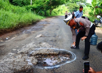 Satlantas Polresta Bandar Lampung menandai jalan rusak dan berlubang pada sejumlah titik Kota Bandar Lampung. Dok. Polresta Bandar Lampung