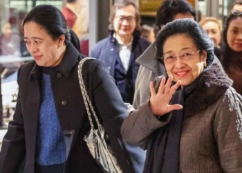 Presiden Kelima RI Megawati Soekarnoputri (kanan) didampingi putrinya yang juga Ketua DPR RI Puan Maharani (kiri) setibanya di Bandara Ciampino, Roma, Italia, Jumat (31/1/2025). ANTARA FOTO/Monang Sinaga/nym.