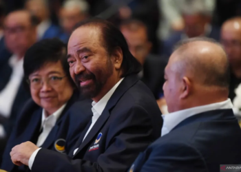 Kebijakan efisiensi anggaran. Ketua Umum Partai Nasdem Surya Paloh (tengah) berbincang dengan Ketua Dewan Pertimbangan Siti Nurbaya (kiri) dan Sekjen Hermawi Taslim (kanan) saat Rapat Koordinasi Wantim Nasdem se-Indonesia di Jakarta, Jumat (14/2/2025). Dok/Antara