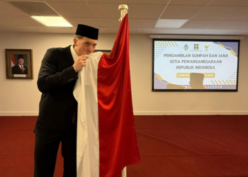 Ole Romeny mencium bendera Merah Putih. Foto: Dok. PSSI