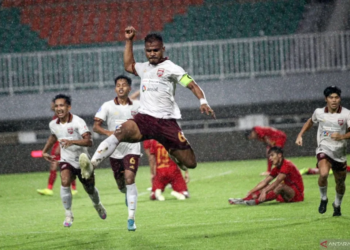 Pesepak bola Borneo FC Samarinda Habibi A Jusuf (tengah)