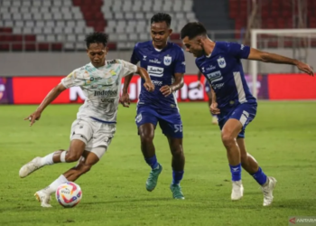 Pesepak bola Persib Bandung Beckham Putra (kiri)
