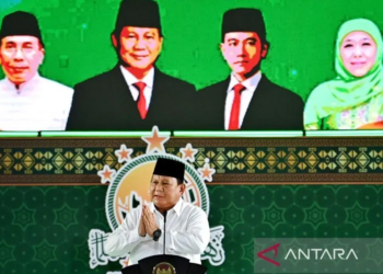 Presiden Prabowo Subianto menyampaikan pengarahan dalam Pembukaan Kongres XVIII Muslimat NU Surabaya, Jawa Timur, Senin (10/2/2025). ANTARA FOTO/Aditya Pradana Putra/sgd/YU/aa.