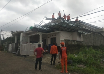 Rumah Rusak Akibat Angin Puting Beliung di Gunungterang