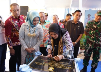 Wali Kota Bandar Lampung Eva Dwiana meresmikan gedung sekolah baru di Bandar Lampung, Jumat, 7 Februari 2025. Lampost.co/Andi Apriadi
