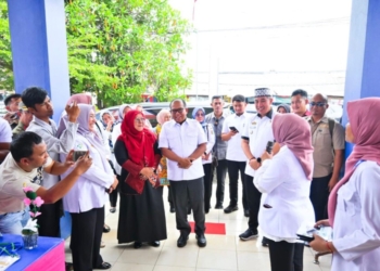 Pj Gubernur Lampung Samsudin saat meninjau pelayanan kesehatan gratis di Puskesmas Gedongtataan. Lampost.co/Putra Pancasila Sakti
