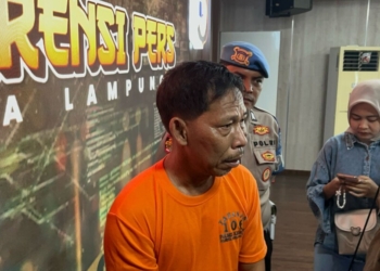 Pelaku penusukan pegawai Damri saat berada di Mapolresta Bandar Lampung, Kamis, 13 Februari 2025. Lampost.co/Asrul Septian Malik