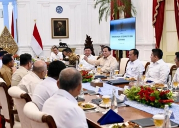 Presiden Prabowo Subianto menggelar rapat terbatas sekaligus makan siang bersama sejumlah jajaran menteri Kabinet Merah Putih, di Istana Merdeka, Jakarta, Senin (17/2/2025). ANTARA/HO-Biro Pers Sekretariat Presiden