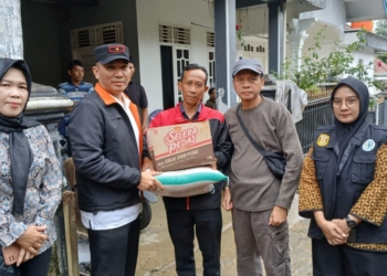 Asisten III Bidang Administrasi Umum Ahmad Husna menyampaikan bantuan dari Pemkot Bandar Lampung kepada keluarga korban longsor. Lampost.co/Andi Apriadi