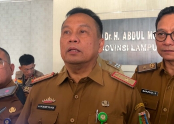 Direktur RSUD Abdul Moeloek, Lukman Pura (tengah). Lampost.co/Silvia Agustina