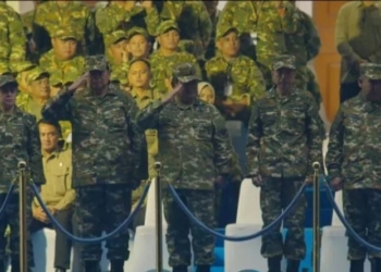 Presiden RI Prabowo Subianto, bersama Presiden Ke-6 Susilo Bambang Yudhoyono dan Presiden Ke-7 Joko Widodo, Ketua DPR RI Puan Maharani, Ketua MPR RI Ahmad Muzani dan Ketua DPD RI Sultan Bachtiar Najamudin menyaksikan bersama penampilan defile Parade Senja di Akademi Militer (Akmil) Magelang, Jawa Tengah, Kamis (27/2/2025). (ANTARA/Mentari Dwi Gayati)