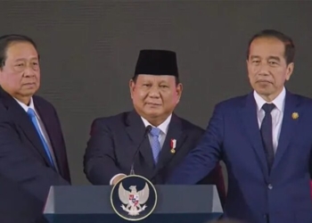 Presiden RI Prabowo Subianto bersama Presiden Ke-7 RI Joko Widodo (kanan) dan Presiden Ke-6 RI Susilo Bambang Yudhoyono (kiri) menekan tombol bersama seraya meluncurkan secara resmi Badan Pengelolaan Investasi Daya Anagata Nusantara (BPI Danantara) di Istana Kepresidenan Jakarta, Senin (24/2/2025). ANTARA/Mentari Dwi Gayati/aa.