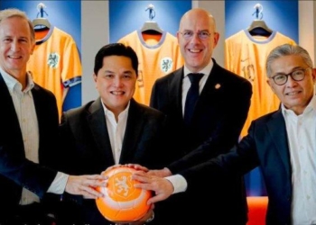 Ketua Umum PSSI, Erick Thohir (kedua dari kiri) dan Sekretaris Jenderal Federasi Sepak Bola Belanda (KNVB), Gijs de Jong (kedua dari kanan) bertemu untuk membahas kerja sama dua negara di bidang sepak bola. Dok KNVB