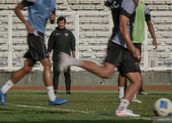 indra pimpin latihan