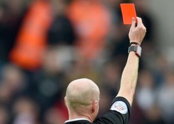 Striker ini Dapat Kartu Merah Hanya 8 Detik Usai Kickoff. Ilustrasi