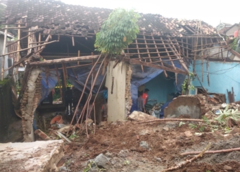 Longsor timpa rumah warga