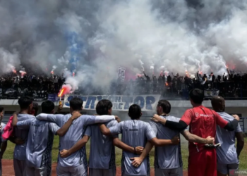Ribuan bobotoh memadati sesi latihan Persib Bandung di Stadion GBLA, Kota Bandung, Jawa Barat, Kamis (13/2/2025), untuk memberikan semangat jelang pertandingan melawan Persija Jakarta. Foto: ANTARA/Rubby Jovan.