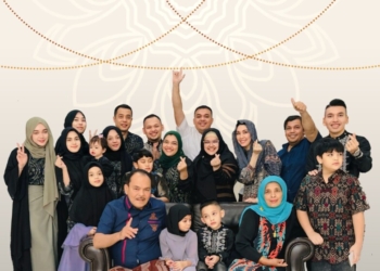 Rusli Bintang dan Rosnati Syech bersama keluarga/ dok.