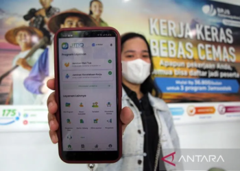 Warga menunjukan aplikasi BPJS Ketenagakerjaan di Kantor BPJS Ketenagakerjaan Medan, Sumatera Utara, Rabu (12/2/2025). BPJS Ketenagakerjaan (BPJamsostek) pada tahun 2025 menargetkan sebanyak 61 juta peserta aktif. ANTARA FOTO/Yudi Manar/foc/pri.