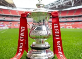 Trofi Piala FA di Stadion Wembley. Foto: