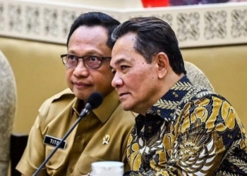 Arsip Foto - Menteri Dalam Negeri Muhammad Tito Karnavian (kiri) berbincang dengan Ketua Dewan Kehormatan Penyelenggara Pemilu (DKPP) Heddy Lugito (kanan) saat mengikuti rapat kerja bersama Komisi II DPR di Kompleks Parlemen, Senayan, Jakarta, Senin (3/2/2025). ANTARA FOTO/Rivan Awal Lingga/foc/am.