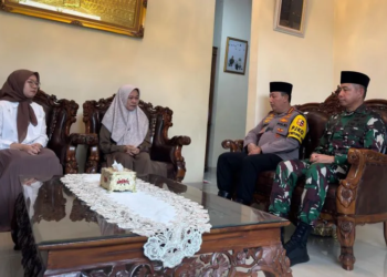 Kapolri Jenderal Pol. Listyo Sigit Prabowo dan Panglima TNI Jenderal TNI Agus Subiyanto menemui keluarga almarhum Briptu (Anumerta) M. Ghalib Surya Ganta di Lampung, Rabu (26/3/2025). (ANTARA/HO-Divisi Humas Polri)