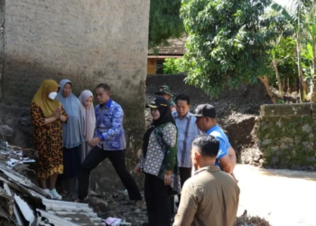 Wali Kota Bandar Lampung Eva Dwiana meninjau lokasi banjir di daerah Sukamaju, Kecamatan Teluk Betung Timur. Bandar Lampung, Ahad (2/3/2025). (ANTARA/Ho-Pemkot Bandar Lampung)