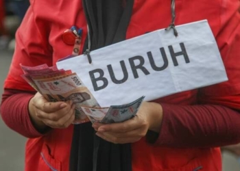 Massa dari Konfederasi Kongres Aliansi Serikat Buruh Indonesia (KASBI) bersama mahasiswa melakukan teatrikal saat berunjuk rasa menolak kebijakan UU Tapera(MI/Usman Iskandar.)