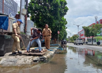 Dinas Pembangunan Umum dan Tata Ruang (PUTR) melakukan pemeriksaan dalam menangani luapan air akibat drainase rusak sekitar ruas Jalan Jenderal Sudirman.