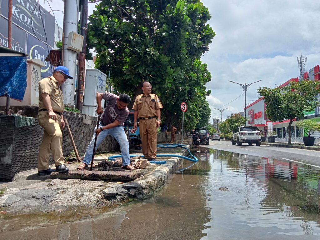 Dinas Pembangunan Umum dan Tata Ruang (PUTR) melakukan pemeriksaan dalam menangani luapan air akibat drainase rusak sekitar ruas Jalan Jenderal Sudirman.